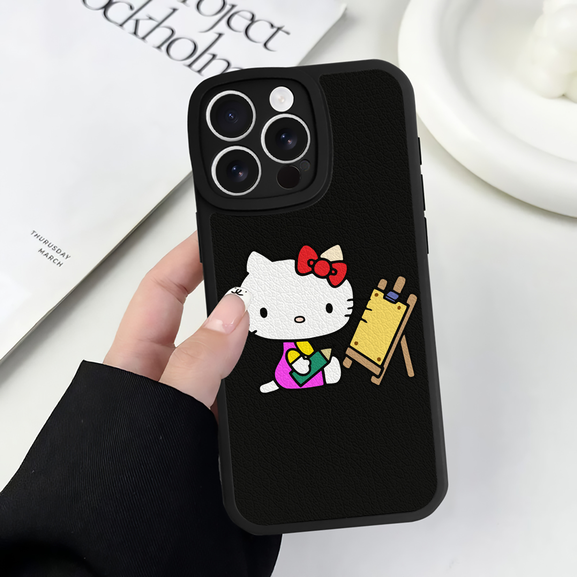 （画像用） Hello Kitty ハローキティ 【iPhone 16シリーズ対応】シリコンスマホケース（レザー調） 材質：シリコン